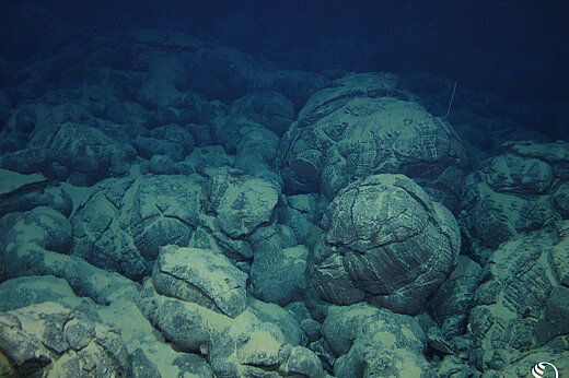 Rundes Gestein auf dem Meeresboden