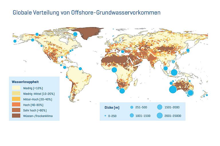 Weltkarte mit verschieden großen, blauen Kreisen entlang aller Kontinentalränder. Die blauen Kreise zeigen Offshore-Grundwasservorkommen an. 