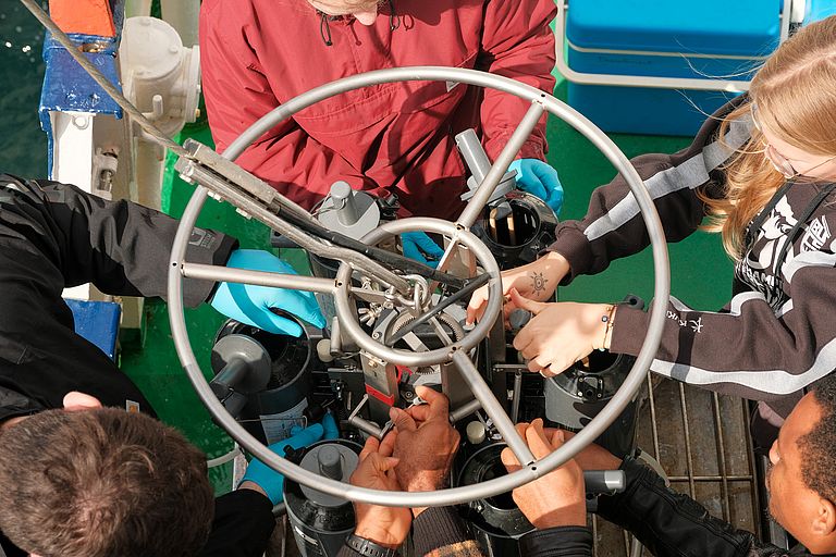 Young scientists on board the LITTORINA prepare the rosette water sampler for another sampling at the Boknis Eck measuring point. 
