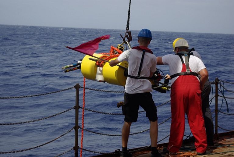 Einsatz eines Ozeanbodenseismometers an Bord des FS SONNE. Die Geräte werden zur Detektion von Erdbeben unter Wasser genutzt. Foto: GEOMAR