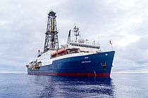 Das wissenschaftliche Bohrschiff JOIDES Resolution während der IODP Expedition 351 in der Philippinischen See. Foto: Bill Crawford/IODP.