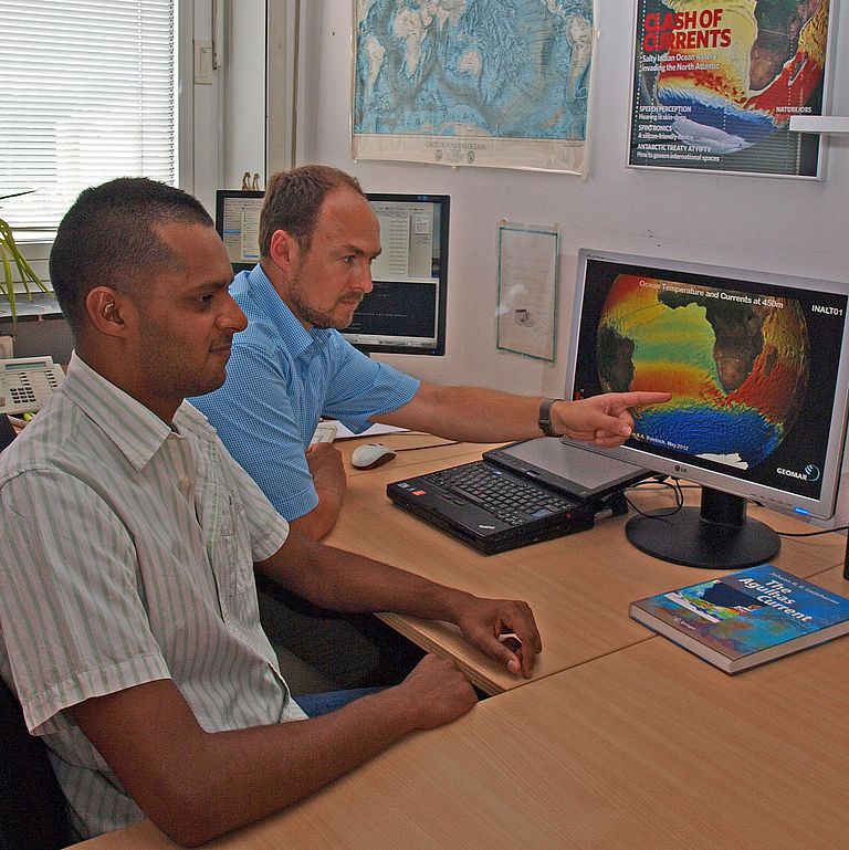 Das EU-Programm GATEWAYS beschäftigt sich genauer mit dem Einfluss des Agulhas-Stroms auf die Klimaentwicklung im Atlantikraum. Gleichzeitg werden junge Wissenschaftler ausgebildet, hier Jonathan Durgadoo mit Prof. Dr. Arne Biastoch (hinten). Foto: A. Biastoch, GEOMAR