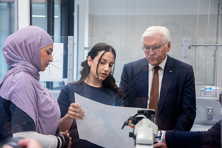 Rayan Ayedi und Anushik Yeghiazaryan vom Freitags-Forschungs-Club beeindruckten den Bundespräsidenten mit ihren Arbeiten zur Plankton-Bestimmung.