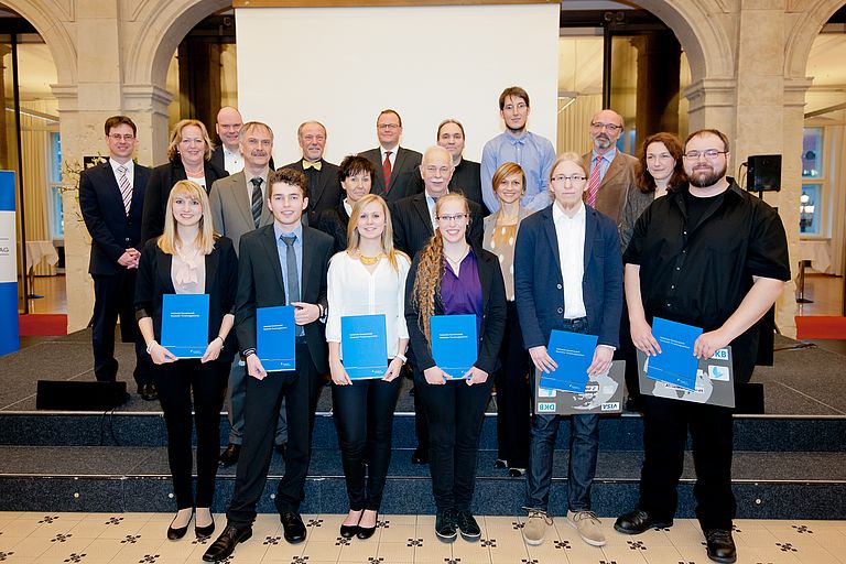 Die Gruppe der Preisträger des Helmholtz-DKB-Ausbildungspreises. Foto: HEIDI SCHERM FOTOGRAFIE / Helmholtz