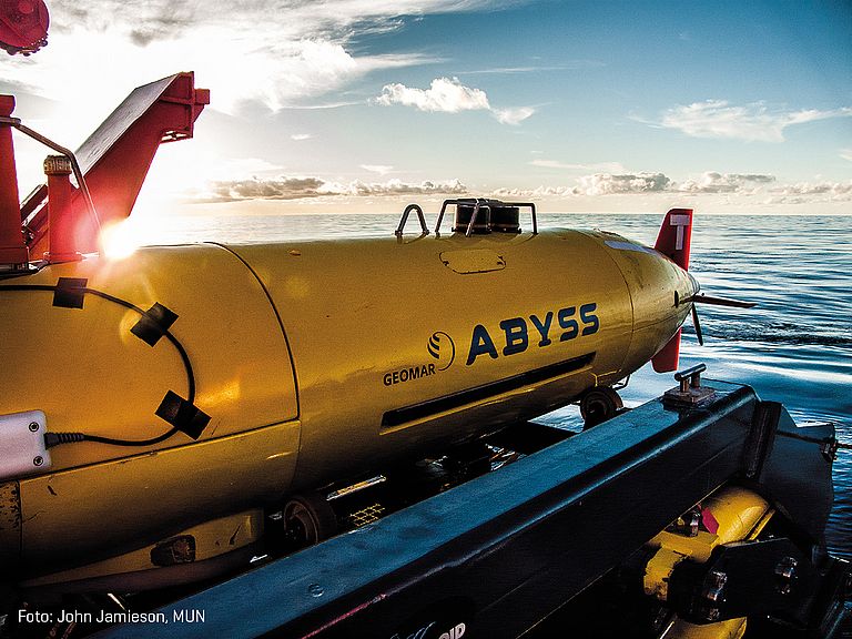 Das AUV ABYSS wartet auf der METEOR auf seinen Einsatz. Foto: Solvin Zankl