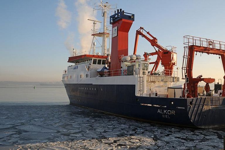 Schwerelot-Einsatz auf FS ALKOR: Paläo-Ozeanographen entnehmen Sedimentkerne aus dem Meeresboden der Kieler Bucht.  Der Meeresboden ist das größte Klimaarchiv der Erde und Schwerelote sind ein übliches Hilfsmittel, um an die dort abgelagerten Informationen zu gelangen. Foto: Jan Steffen, GEOMAR.