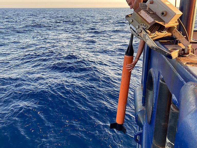 Einholen eines Magnetometers während der METEOR-Expedition SUAVE im Mittelmeer. 