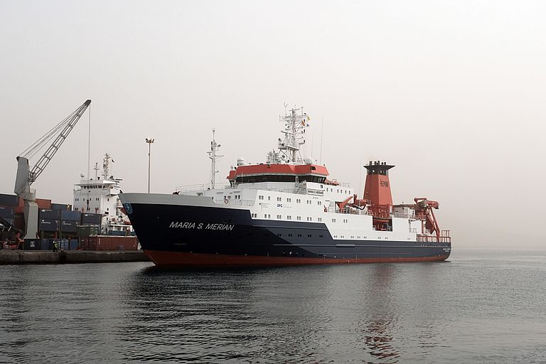 Das Forschungsschiff MARIA S. MERIAN im Hafen von Mindelo. Morgen macht das Schiff dort wieder fest, um die Crew für den zweiten Abschnitt der Expedition MSM88 zu tauschen. Foto: Jan Steffen/GEOMAR (CC BY 4.0).