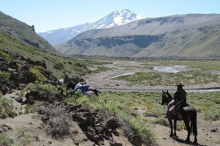 Proben sammeln in unzugänglichen Hochregionen der Anden: Prof. Kaj Hoernle (mit Helm) mit einheimischem Führer am chilenischen Vulkan San Pedro. Foto: Heidi Wehrmann, IFM-GEOMAR