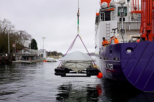 Ausbringen der Mesoskosmen an der Pier vor dem Kieler Aquarium für das Experiment im Rahmen von Ocean AlkAlign. Foto: Sarah Kaehlert, GEOMAR