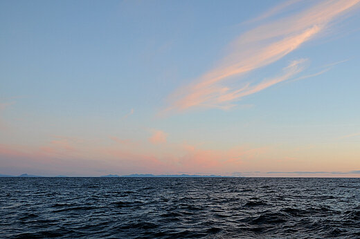 Meer und Himmel nach dem Sonnenuntergang