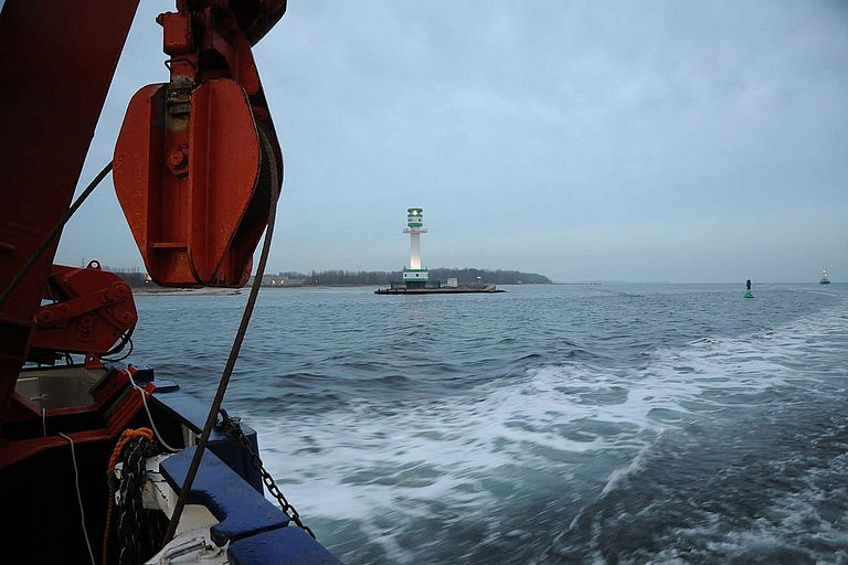 Blick vom Forschungsschiff ALKOR zum Leuchtturm Kiel-Falkenstein. Foto: Maike Nicolai, IFM-GEOMAR