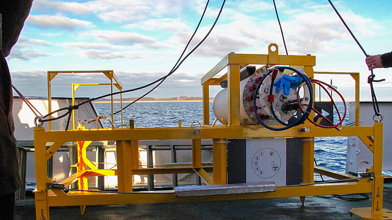 Ein gelbes Metallgestell steht an Bord eines Schiffes