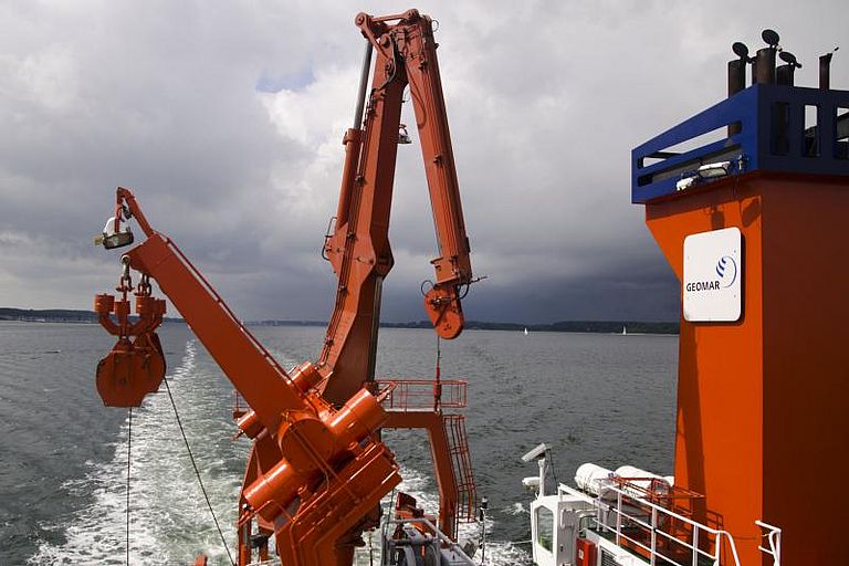 Auch im Winter wird gearbeitet: Hier liegt die ALKOR jedoch in der Kieler Förde. Foto: Jan Steffen, GEOMAR.