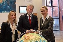 Professor Peter Herzig begrüßt Bettina Wulff (rechts) und Sandra Carstensen am IFM-GEOMAR. Foto: J. Steffen, IFM-GEOMAR