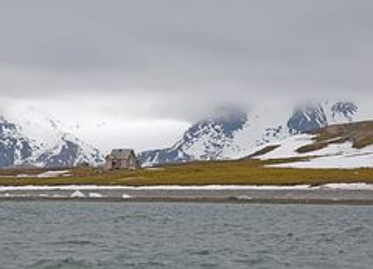 Haus am Kongsfjord, Spitzbergen. Steigende Temperaturen am Meeresboden sorgen dafür, dass in Eisform eingelagertes Methan "auftaut". Foto: Maike Nicolai