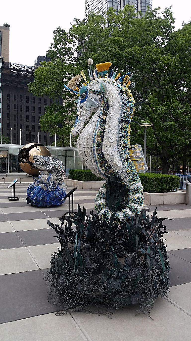 Plastiktiere vor dem UN-Gebäude in New York symbolisierten die Bedrohung der Ozeane durch Verschmutzung. Foto: Martina Stiasny, GEOMAR