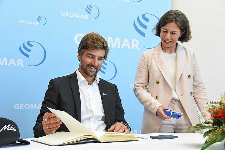 During a visit to GEOMAR on 8 September 2021, Boris Herrmann signed the guest book in the presence of GEOMAR Director Professor Dr. Katja Matthes.