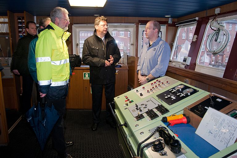 Kapitän Theo Griese (r) mit Minister Reinhard Meyer und Prof. Peter Herzig auf der Brücke der POSEIDON. Foto: Jan Steffen, GEOMAR.