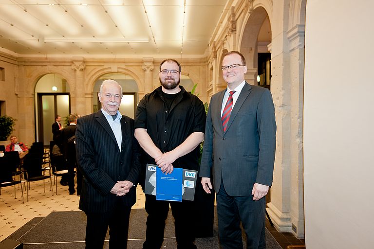 Preisträger Alexander Schwerdt (Mitte) mit Prof. Dr. Jürgen Mlynek (l) und Thomas Jebsen (r). Foto: HEIDI SCHERM FOTOGRAFIE / Helmholtz