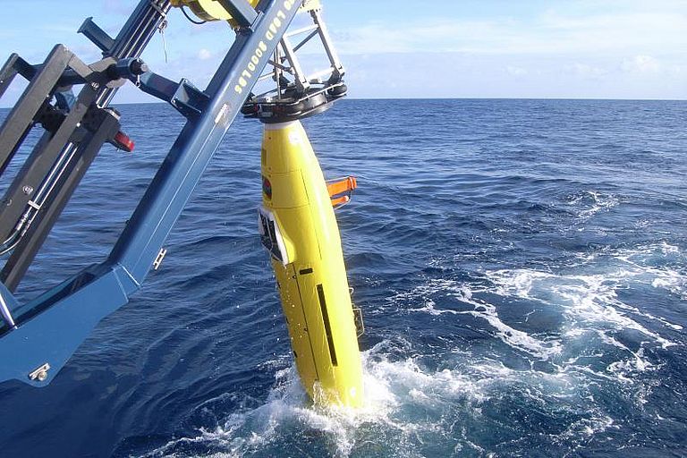 Das AUV ABYSS wird eingeholt. Foto: AUV-Team/GEOMAR