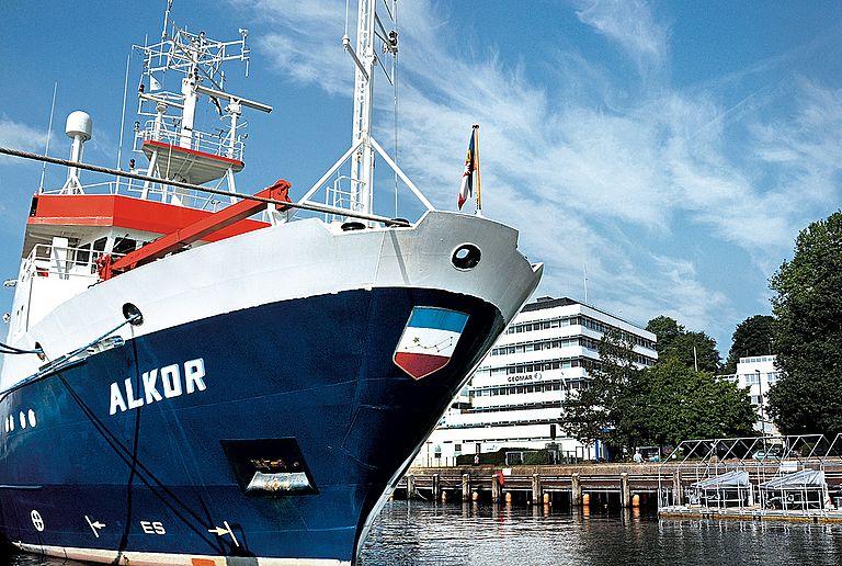 Die 55 Meter lange ALKOR am Pier des GEOMAR an der Kiellinie. Foto: Maike Nicolai, GEOMAR.