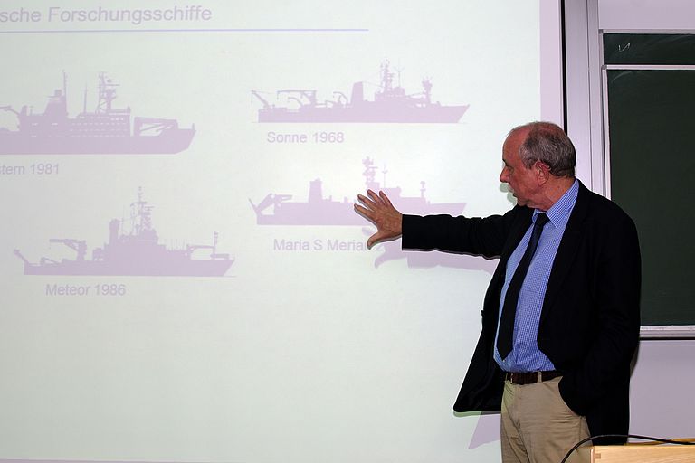 Prof. Dr. Detlef Quadfasel von der METEOR-Leitstelle erklärt in seinem Festvortrag  die deutsche Forschungsflotte. Foto: J. Steffen, GEOMAR