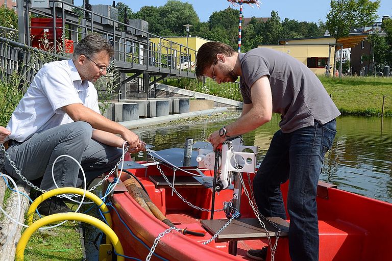 Meeresforschung im Ruderboot: Dr. Mark Schmidt und Peer Fietzek überprüfen das neue Gerät, bevor es für eine Testreihe in der Schwentine verschwindet. Foto: J. Steffen, IFM-GEOMAR