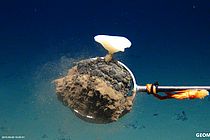 Manganknolle mit einem Tiefseeschwamm. Expedition SO242, Foto: ROV KIEL6000, GEOMAR.