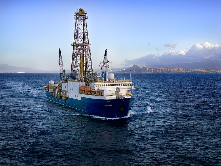 The processed sediment material was obtained within the framework of the "International Ocean Discovery Program" with the research vessel Joides Resolution. Source: William Crawford und IODP.