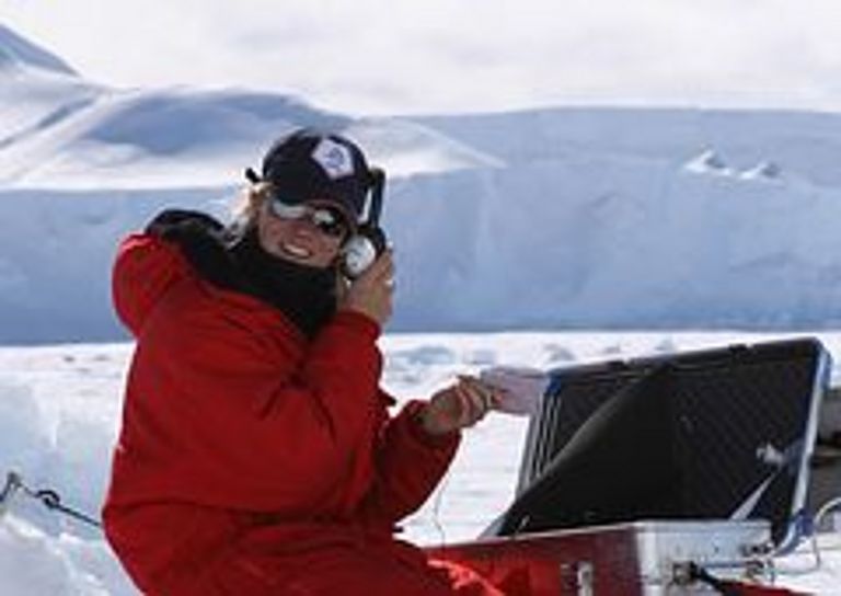 Dr. Ilse van Opzeeland erprobt in der Antarktis nahe der Neumayer-Station einen Rekorder zur Aufzeichnung von Unterwassergeräuschen. Foto: Cornelia Preiß, Alfred-Wegener-Institut.