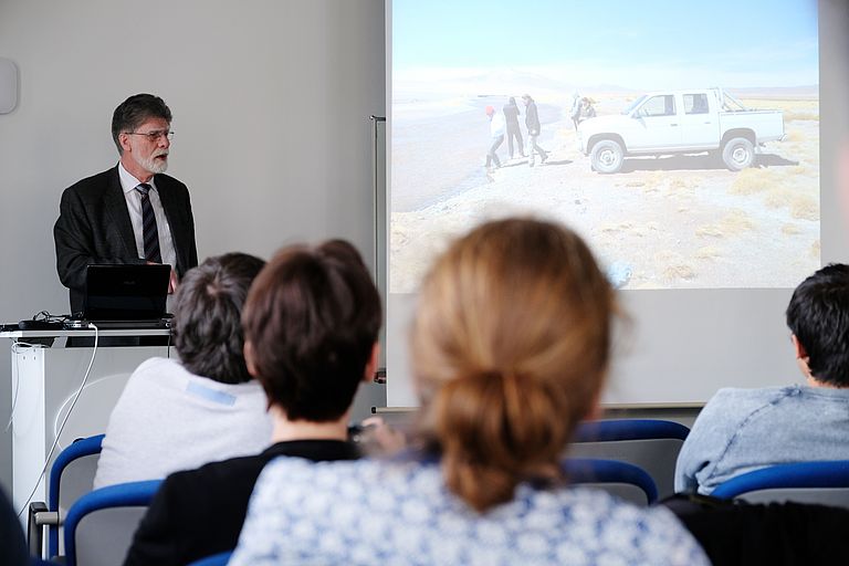 Professor Imhoff gab einen Rückblick auf 25 Jahre mikrobiologische Forschungen am GEOMAR. Foto: Jan Steffen, GEOMAR