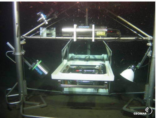 Der Transecting Profiler dient zu speziellen Micromaßstabsmessungen von Sauerstoff, Schwefelwasserstoff und dem pH-Wert im Sediment. Der Profiler ist an einem  Benthic Lander Rahmen montiert. Aufgenommen wurden diese Bilder vom ROV Kiel 6000 während einer