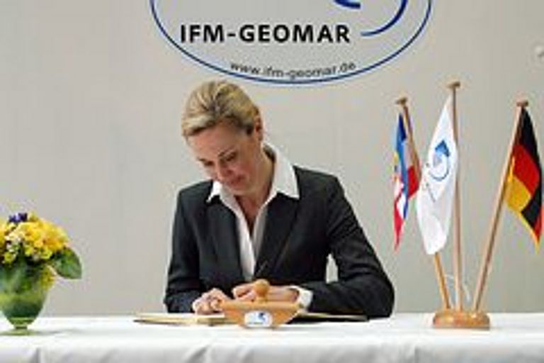 Bettina Wulff trägt sich in das Gästebuch des IFM-GEOMAR ein. Foto: J. Steffen, IFM-GEOMAR