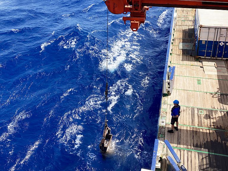 Auf ihrer Expedition mit dem Forschungsschiff METEOR sammelten Wissenschaftler:innen Lavaproben vom Boden des Mittelmeers. 