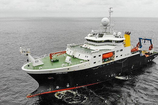 Das Forschungsschiff RRS JAMES COOK auf dem Meer