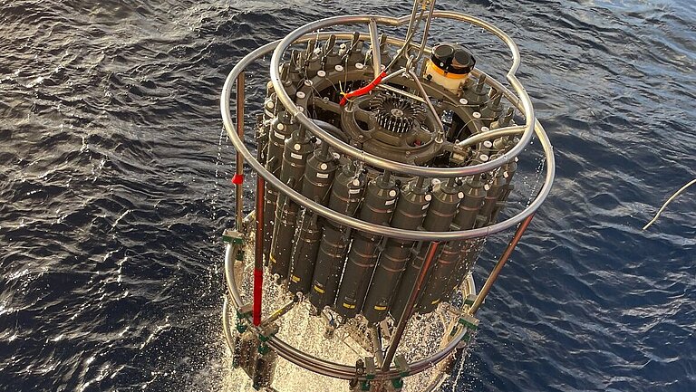 Ein Kranzwasserschöpfer wird aus dem Wasser gezogen